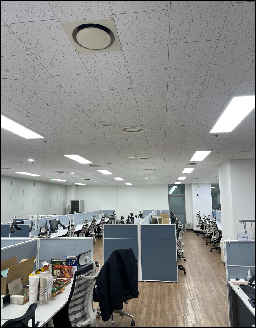 사무실 LED 조명 교체 완료 후 천장 마감 상태