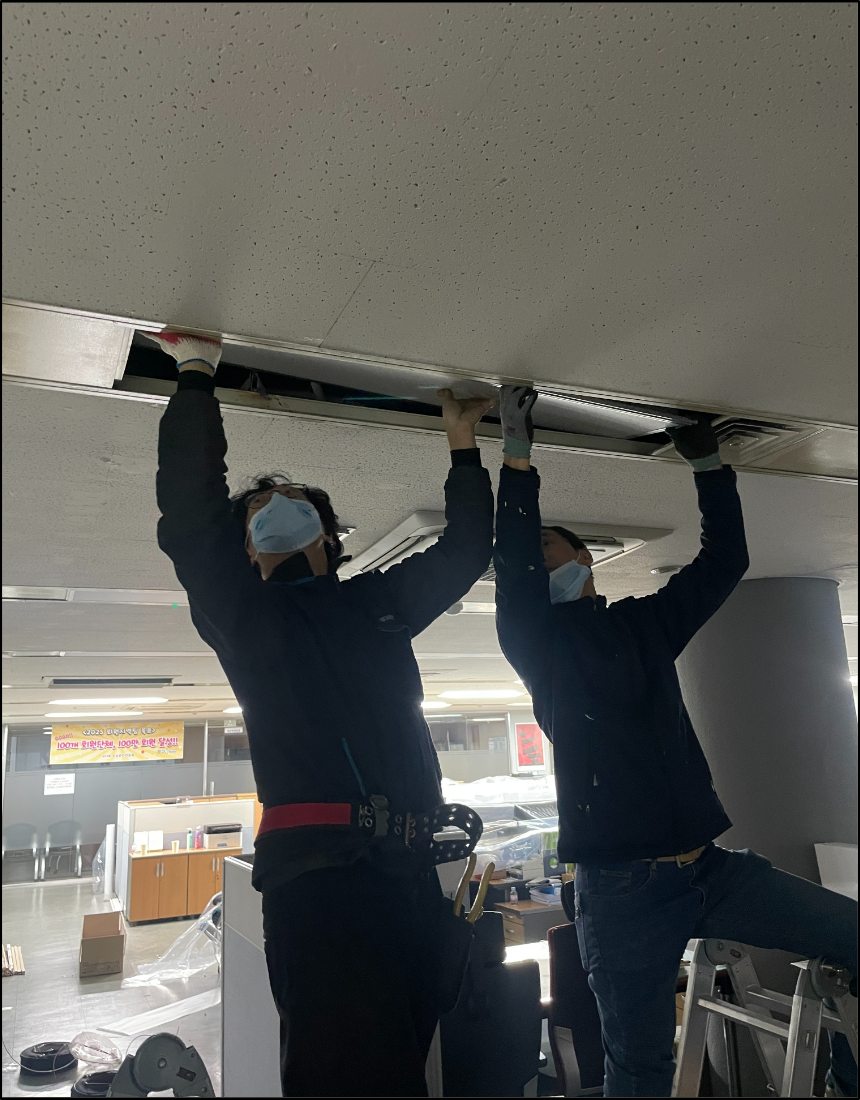 2인 1조 주문제작 LED 전등 설치 작업