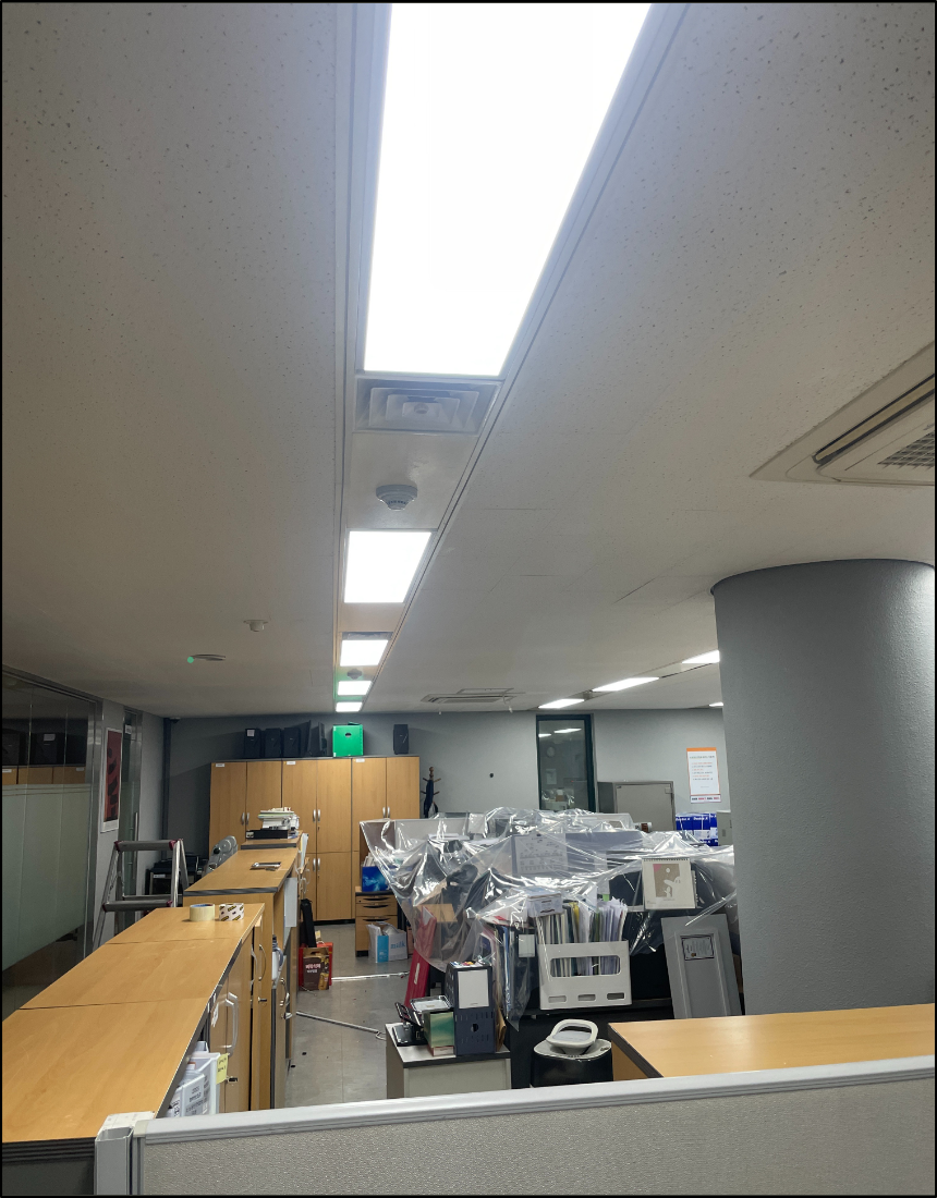 비닐 보양 상태에서 LED 전등 점등 테스트