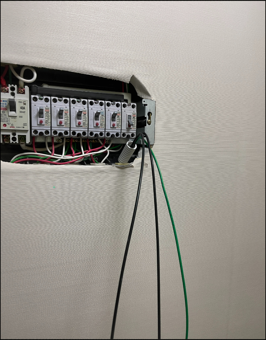 세대 분전반에서 신규 에어컨 전원선 입선 상태를 확인하는 사진