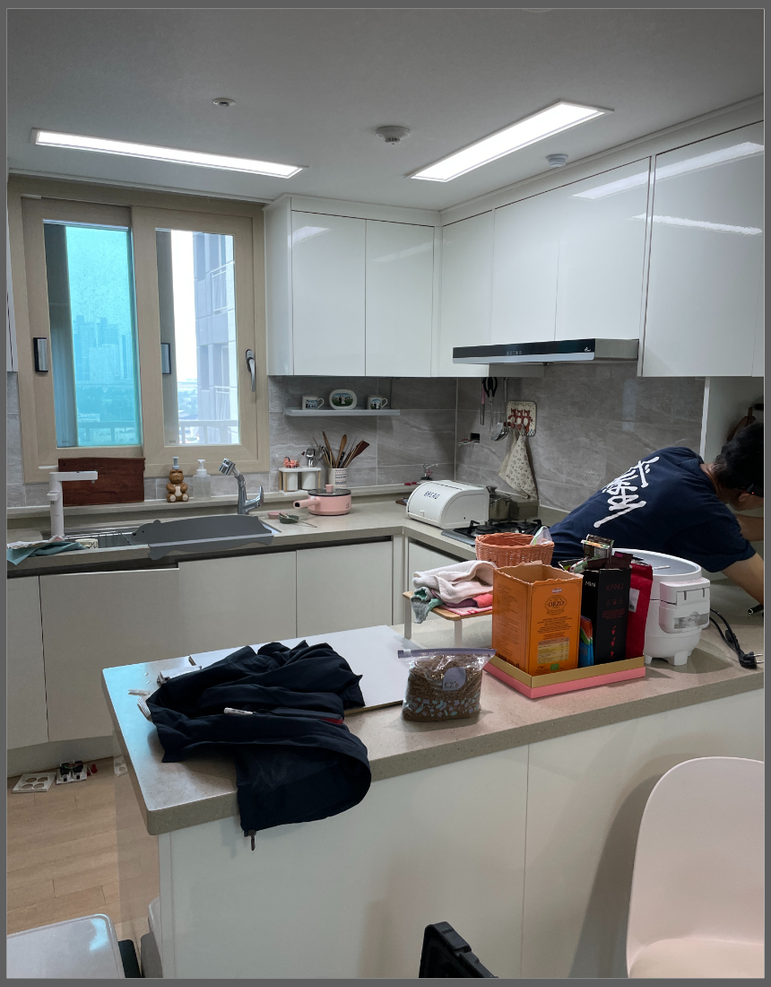 인덕션 단독 배선 매립 시공 중인 주방 전경