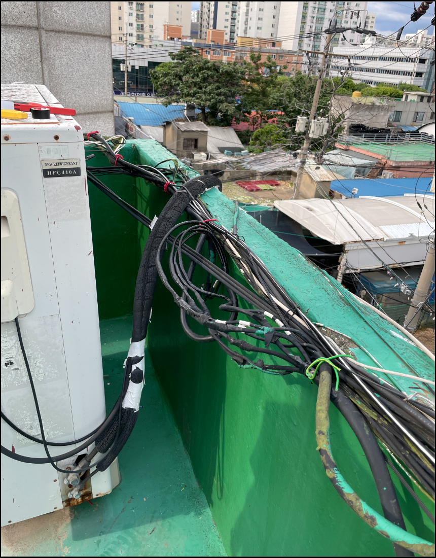 옥상 난간 주변에 정리된 신규 전력 공급 배선