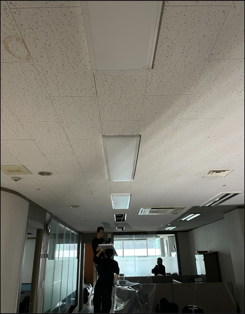 사무실 천장 LED 평판 조명 설치 중간 작업 모습