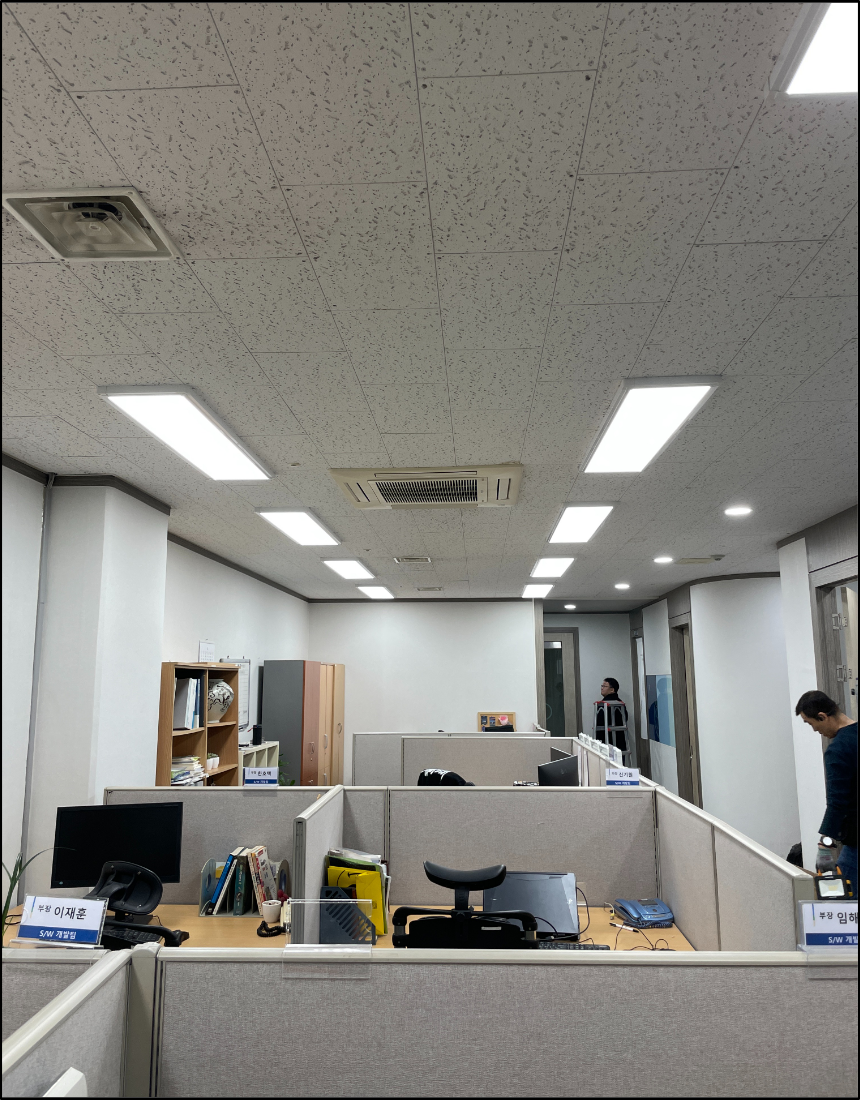 대륭포스트타워3차 사무실 LED 조명 교체 완료 후 업무 공간 전경