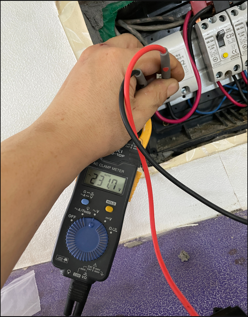 노후 차단기 교체 후 231.7V 정상 전압 출력 확인