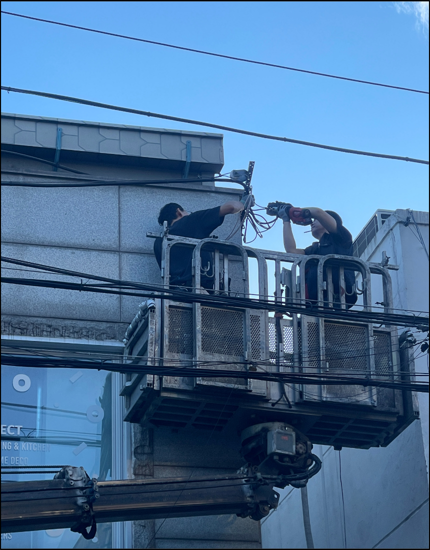 망원동 전기증설 현장에서 외선 접속부 작업을 진행하는 전문 전기공사 기술진