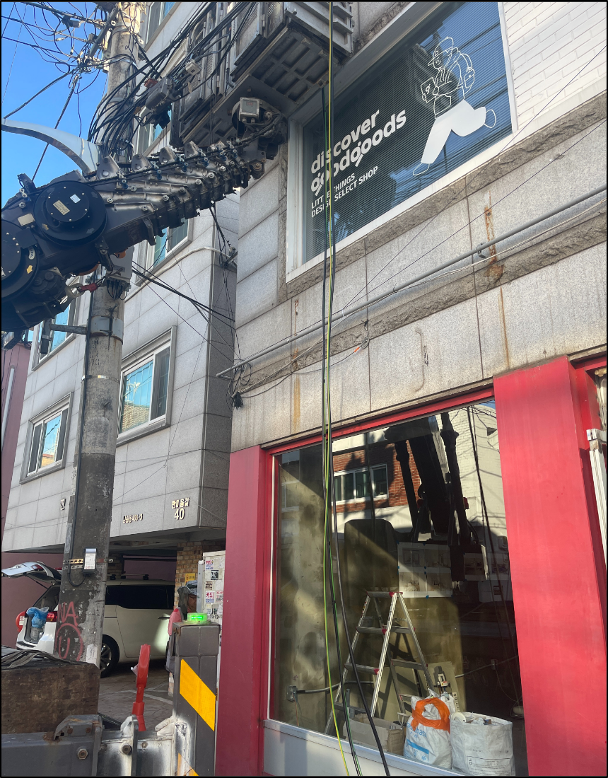 망원동 상가 외선 교체를 위해 전력 공급 전선을 건물 외벽으로 내리는 작업