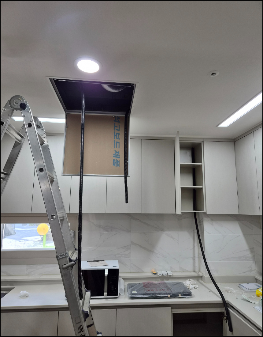 경로당 주방 천장 내부에 설치한 신규 회로용 후렉시블 전선관