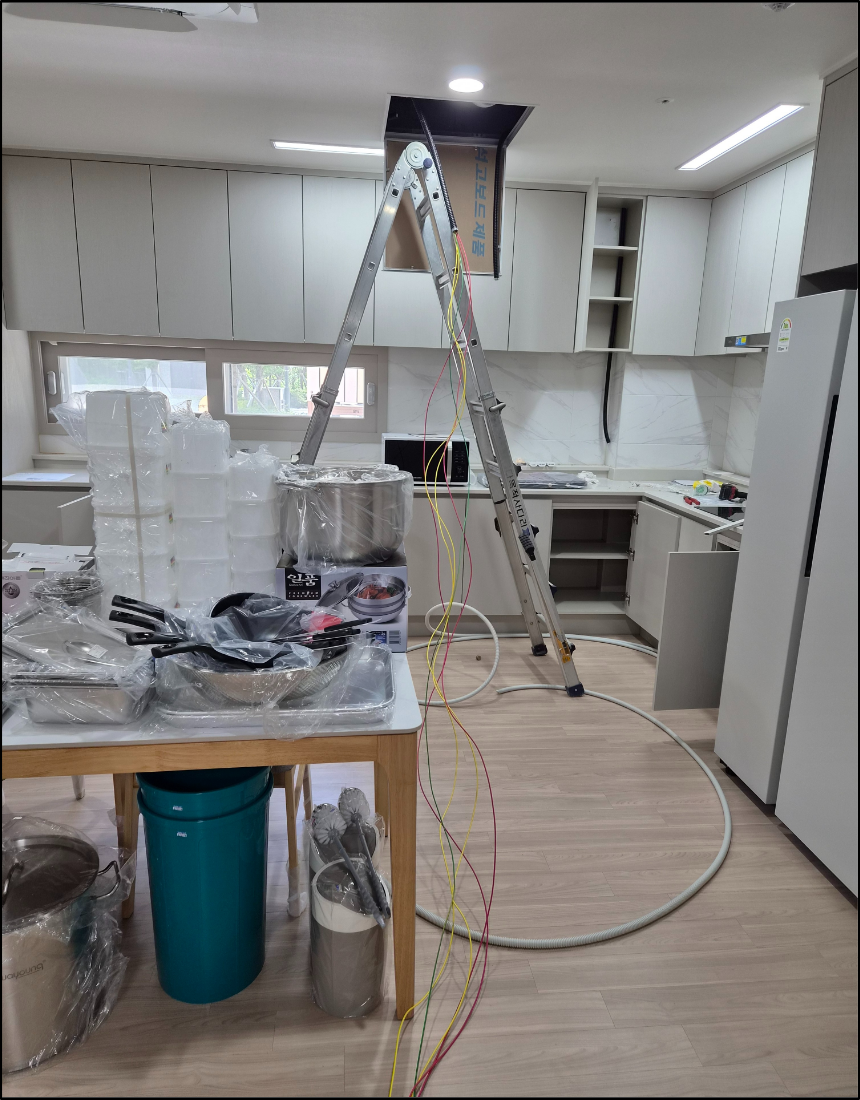 주방 천장 점검구에서 신규 전용 회로 전선을 입선하는 작업
