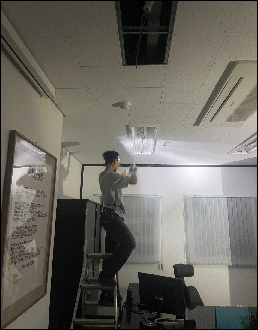 부천 사무실 조명공사 중 기존 형광등 기구 철거 및 배선 확인