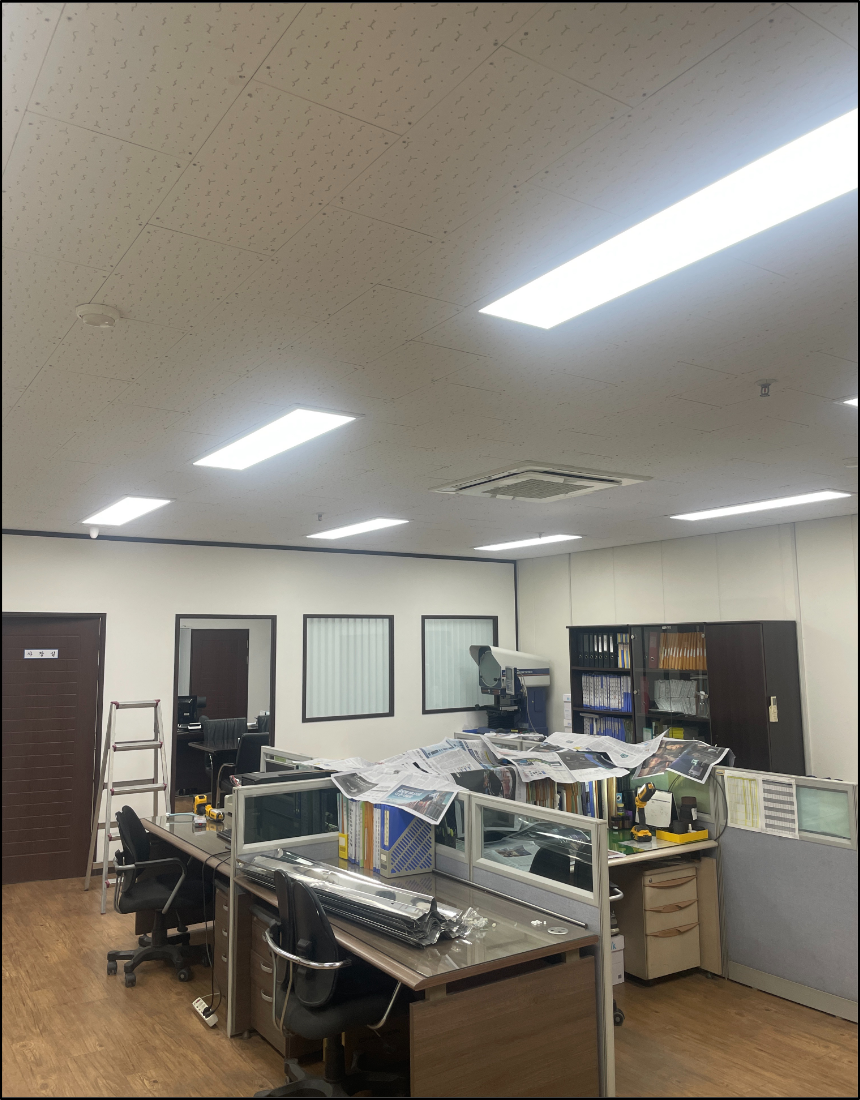 사무실 형광등 LED 교체 완료 후 전체 조명 점등 테스트