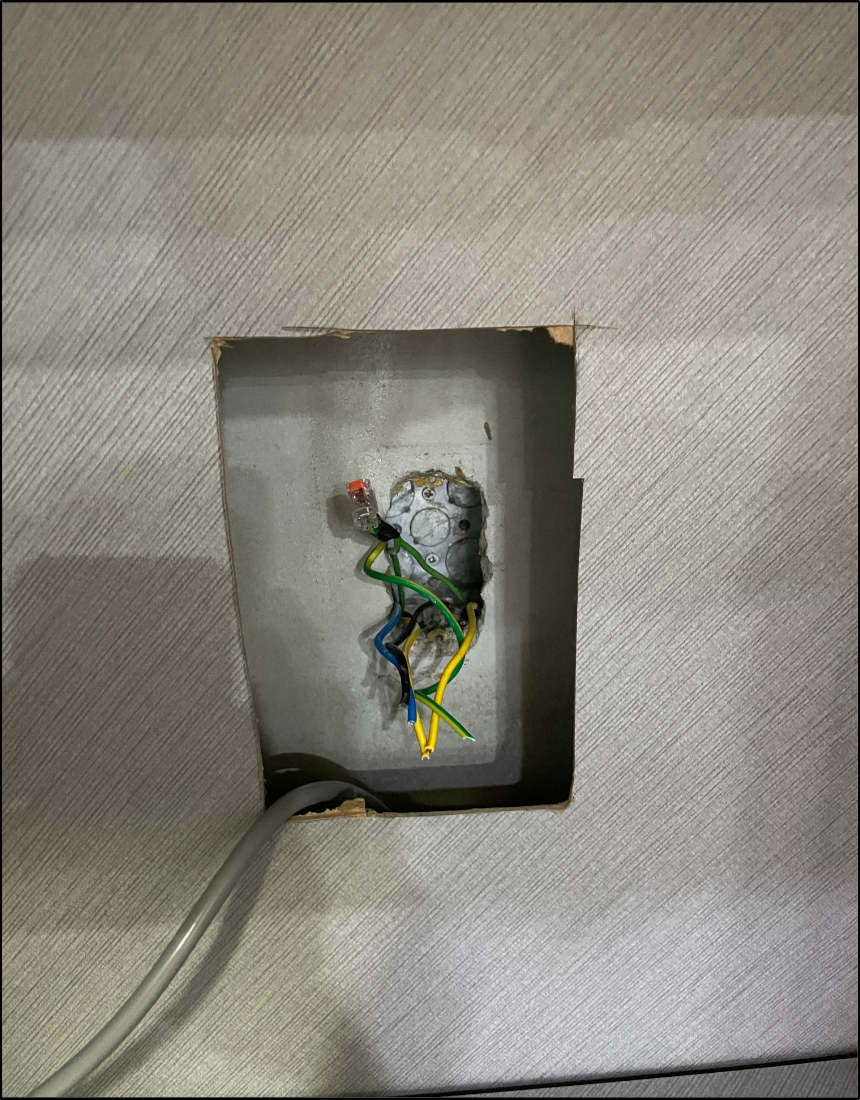 싱크대 하부 콘센트 지점 벽체 개구부와 기존 배선 상태