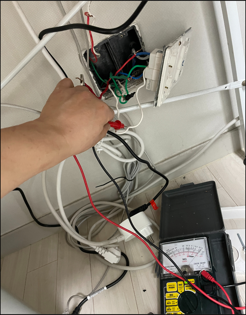 컴퓨터 책상 하부 콘센트 탈거 후 누전 선로 검사