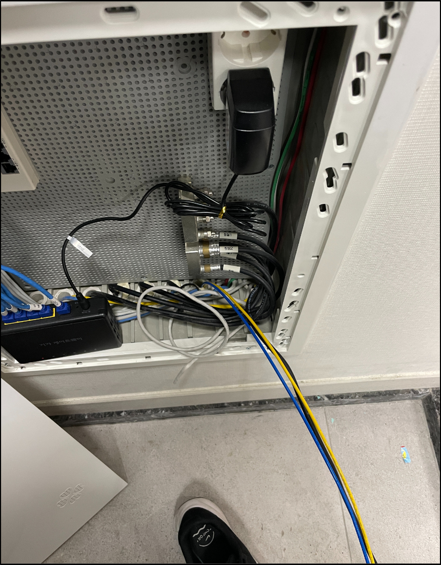 세대 분전반 하부 통신함 내부 우회 배선 경로 확인