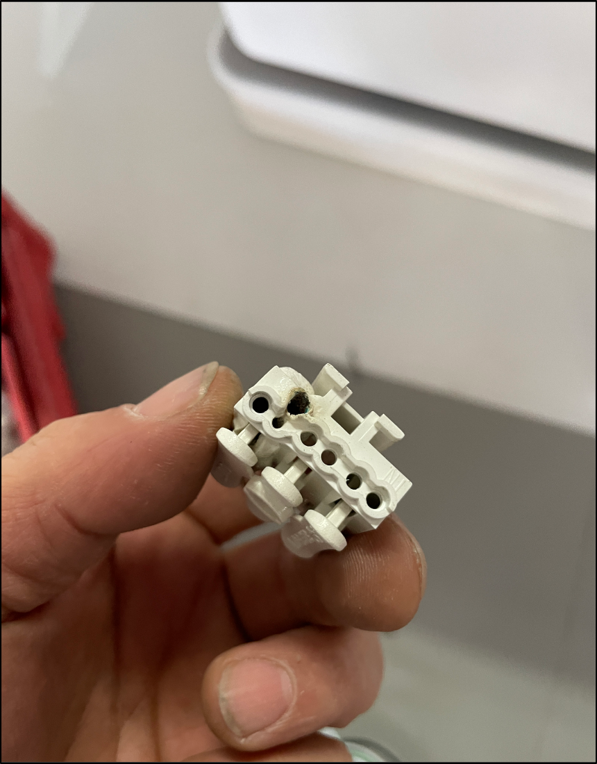노후 조명 커넥터 접속 불량 및 탄화 흔적 확인